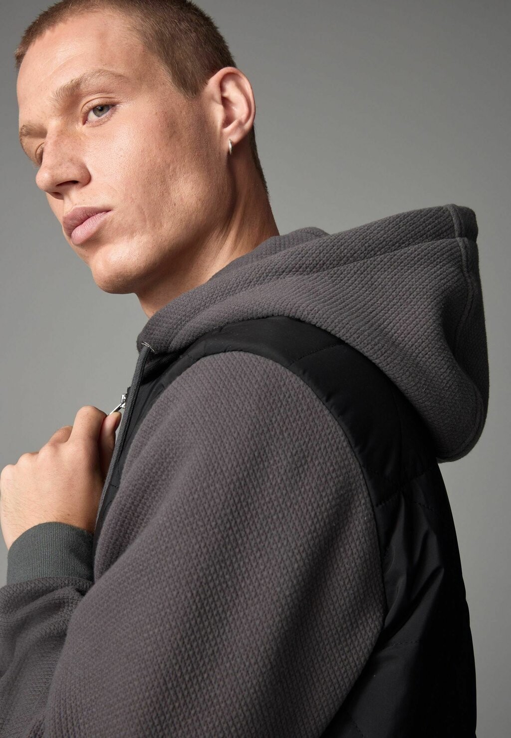 Легкая куртка SLEEVE DIAMOND QUILTED PUFFER REGULAR FIT Next, серый 
Легкая куртка SLEEVE DIAMOND QUILTED PUFFER REGULAR FIT Next, серый