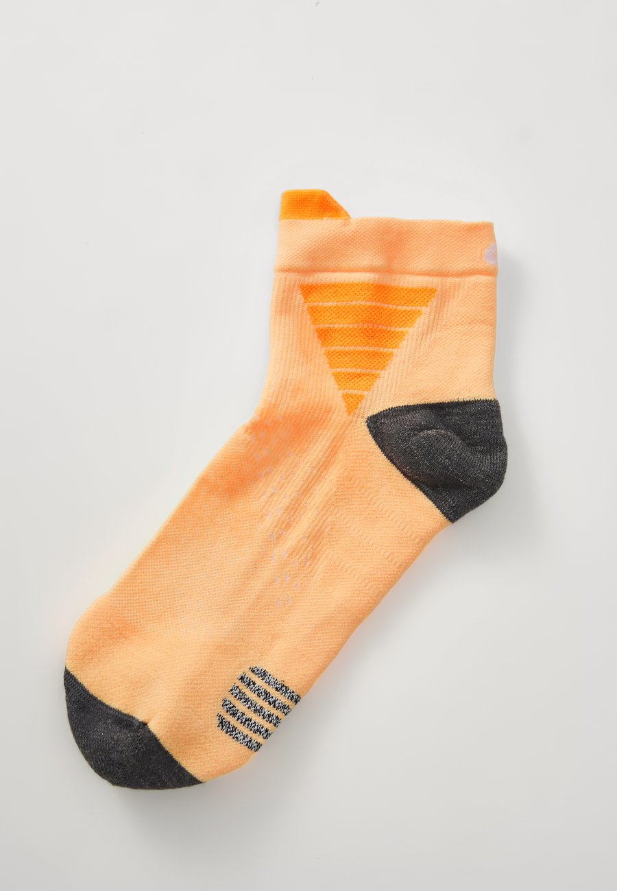 Носки ASICS ELITE FUJITRAIL QUARTER SOCK UNISEX, Orange Glow/Orange
Носки ASICS ELITE FUJITRAIL QUARTER SOCK UNISEX, Orange Glow/Orange