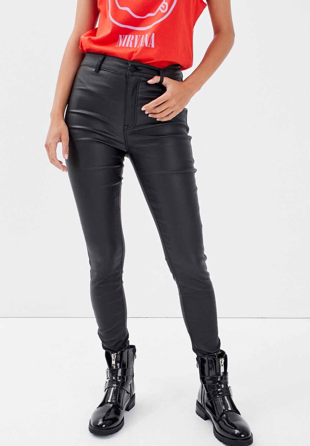 Брюки BESCHICHTETE Cache Cache, цвет noir
Брюки BESCHICHTETE Cache Cache, цвет noir