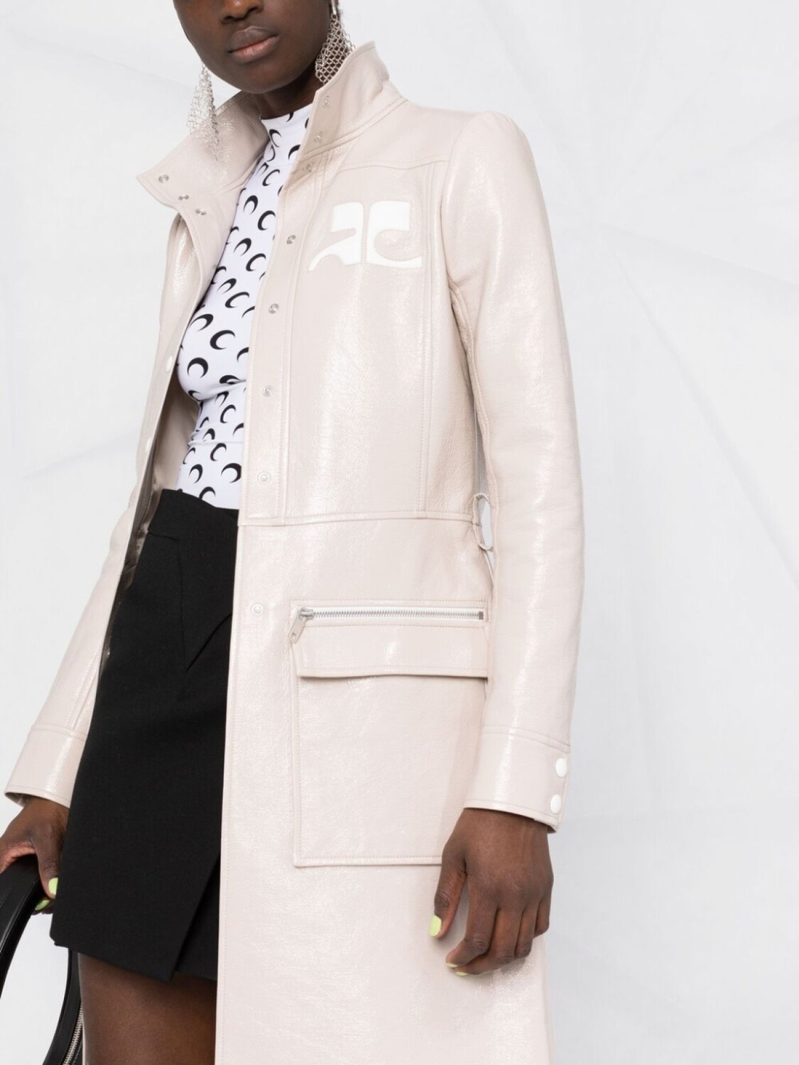 Courrèges пальто с поясом и нашивкой-логотипом, нейтральный цвет
Courrèges пальто с поясом и нашивкой-логотипом, нейтральный цвет