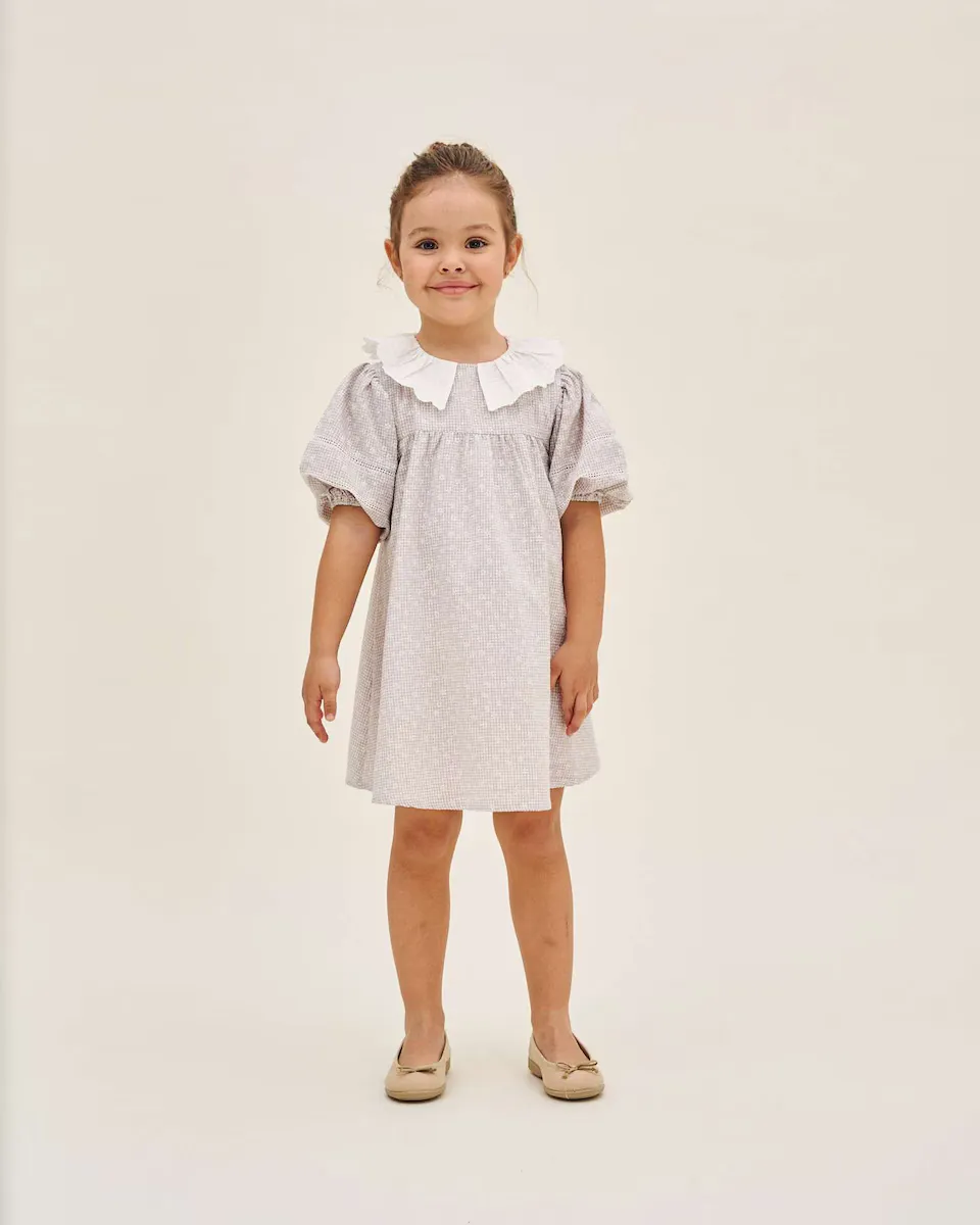 Серое девичье платье с принтом и пышными рукавами и воротником с оборками Dadati, серый
Серое девичье платье с принтом и пышными рукавами и воротником с оборками Dadati, серый