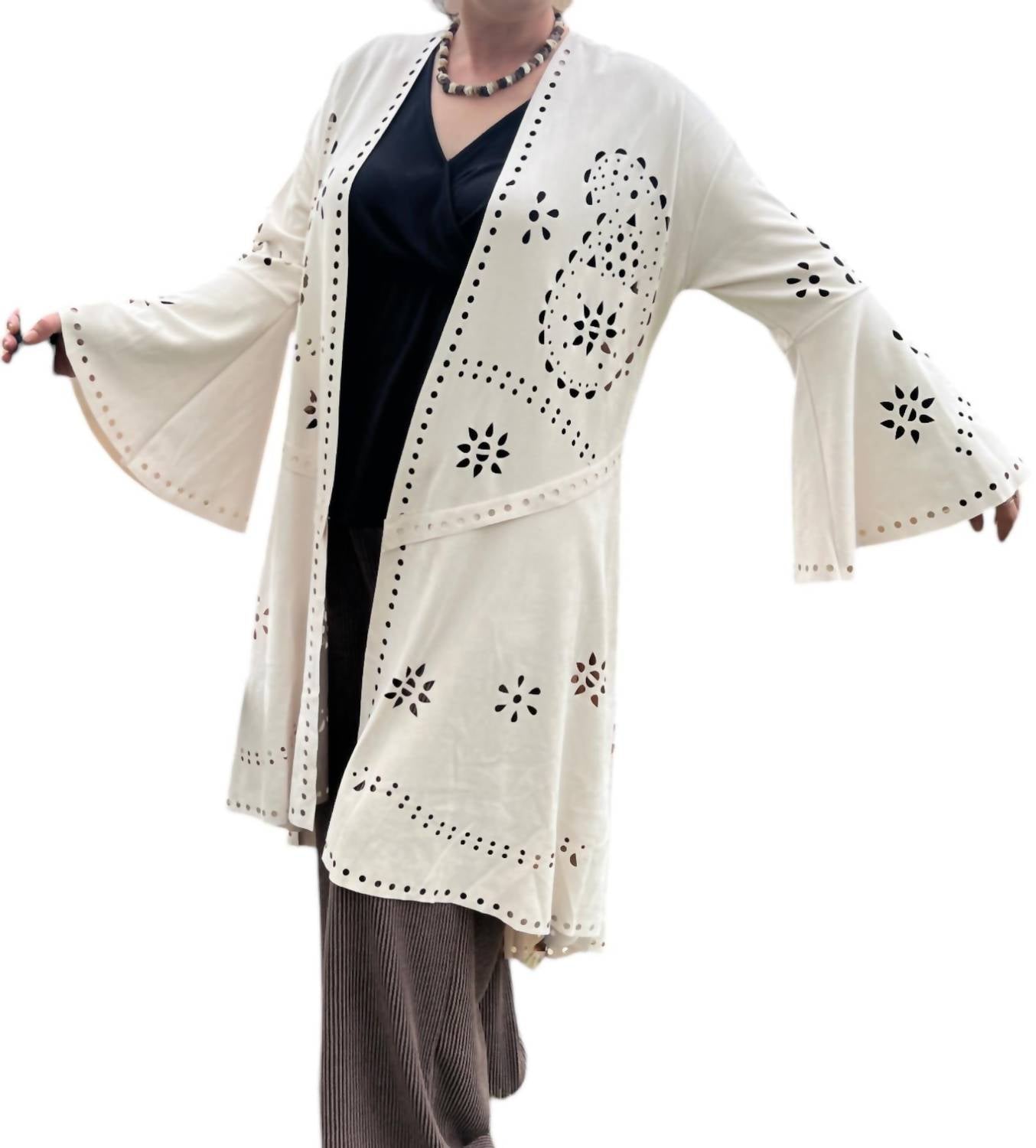 Длинный кардиган цвета слоновой кости с лазерной резкой Camille & Co
Длинный кардиган цвета слоновой кости с лазерной резкой Camille & Co