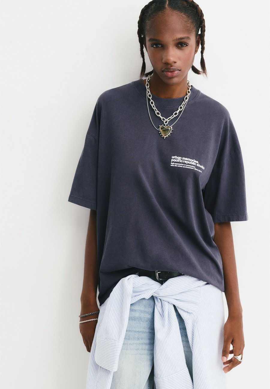 Футболка PULL&BEAR SLOGAN, Dark Blue
Футболка PULL&BEAR SLOGAN, Dark Blue