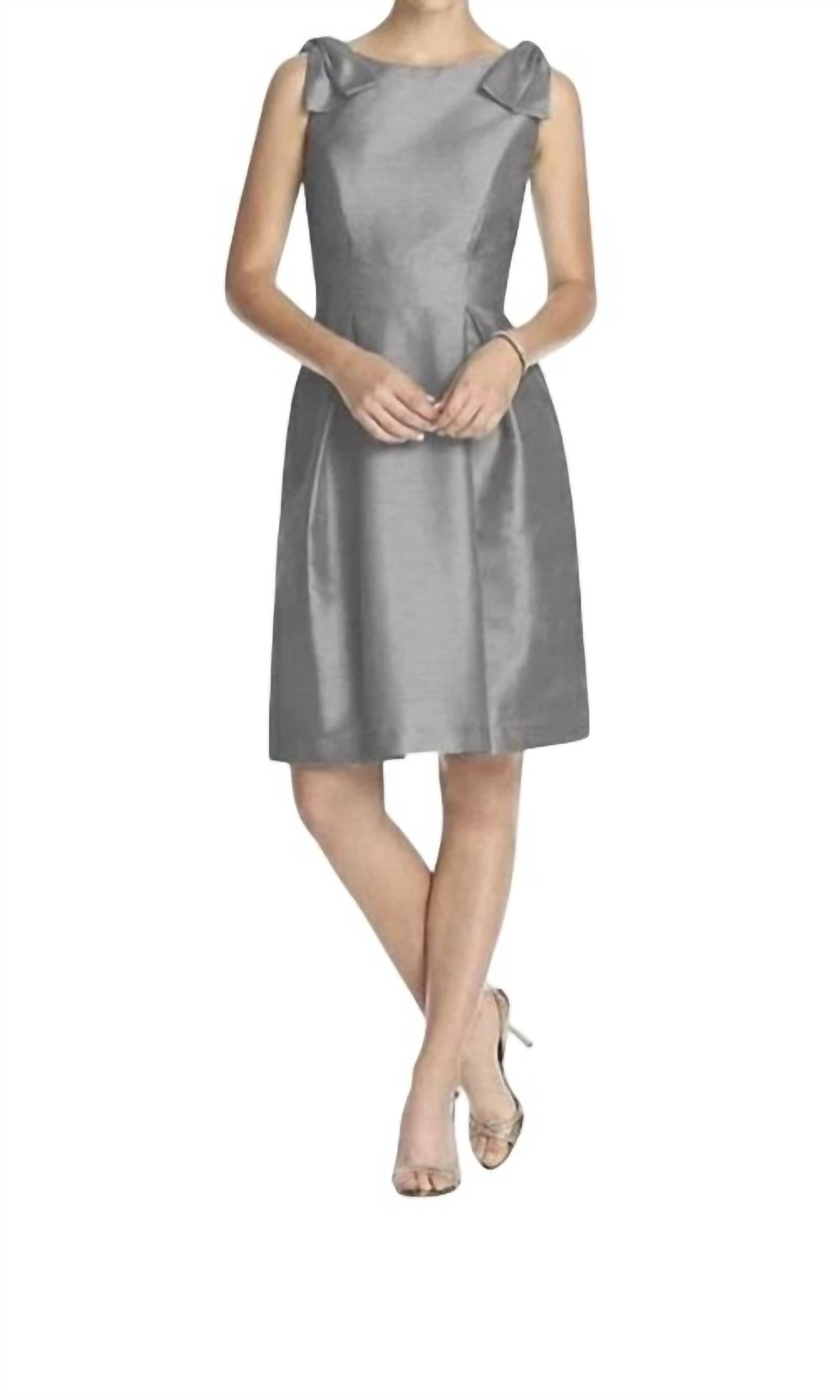 Платье коктейльное с бантами из дупиони в цвете "голубь" Alfred Sung
Платье коктейльное с бантами из дупиони в цвете "голубь" Alfred Sung