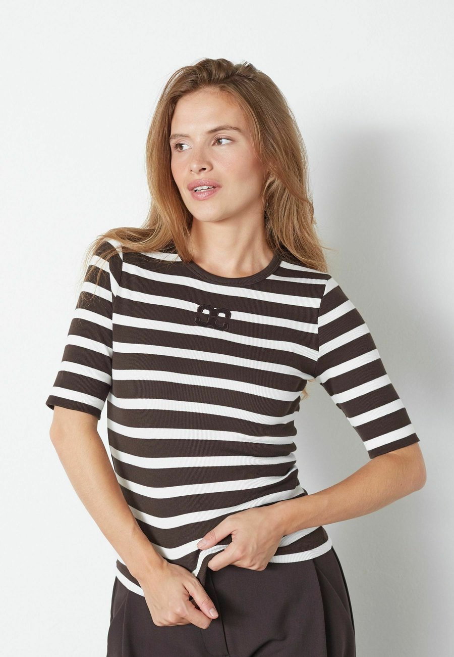 Футболка Co'couture GRANNY EMB, Offwhite/Darkbrown/Off-White, Белый, Футболка Co'couture GRANNY EMB, Offwhite/Darkbrown/Off-White
Футболка Co'couture GRANNY EMB, Offwhite/Darkbrown/Off-White, Белый, Футболка Co'couture GRANNY EMB, Offwhite/Darkbrown/Off-White