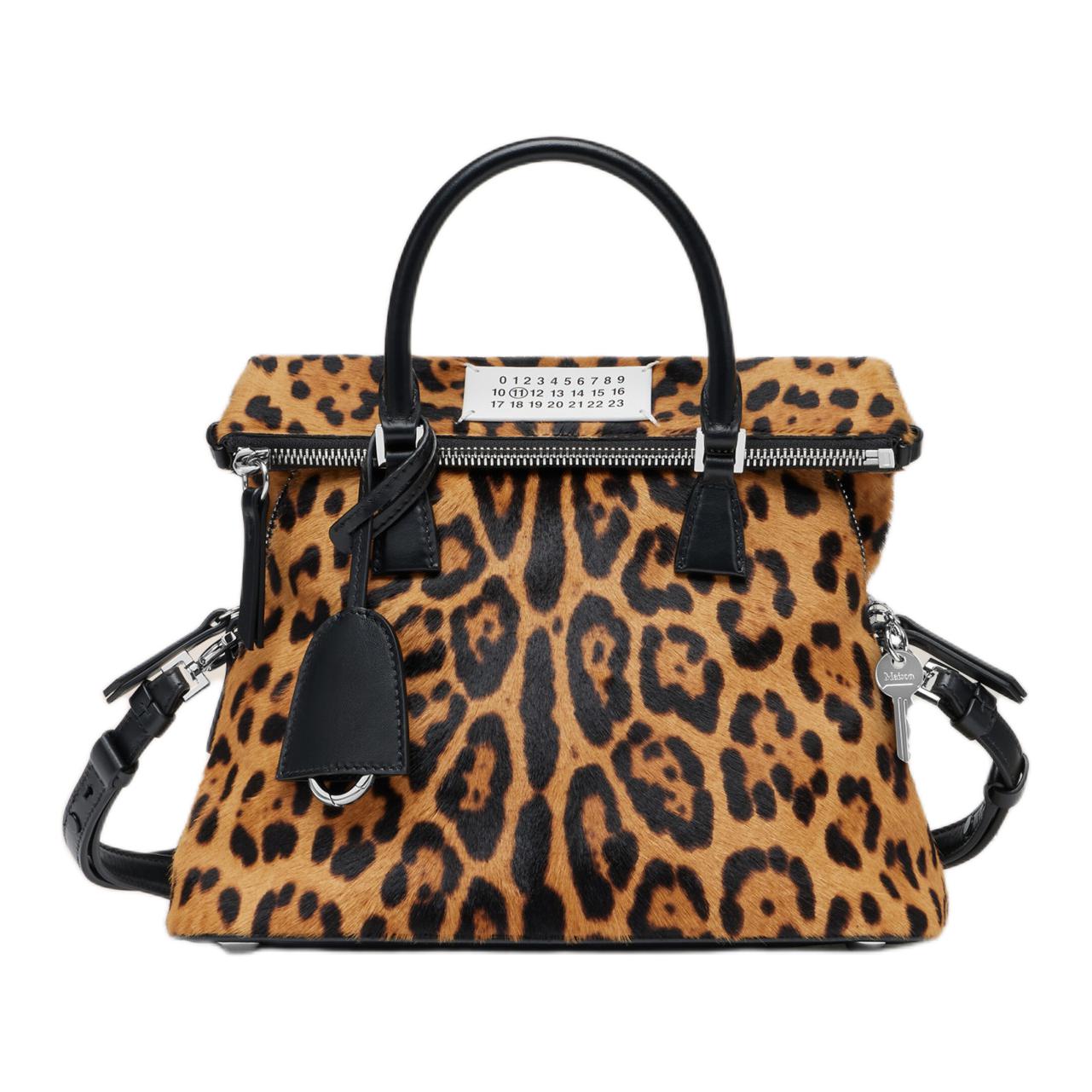 Maison Margiela Маленькая женская сумка из телячьей кожи с леопардовым принтом
Maison Margiela Маленькая женская сумка из телячьей кожи с леопардовым принтом