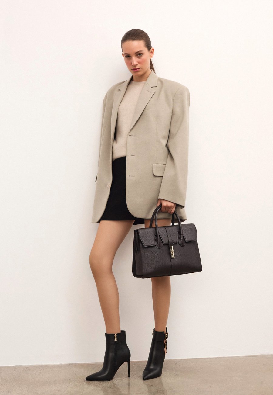 Сумка Kazar FELICITE M, Brown
Сумка Kazar FELICITE M, Brown