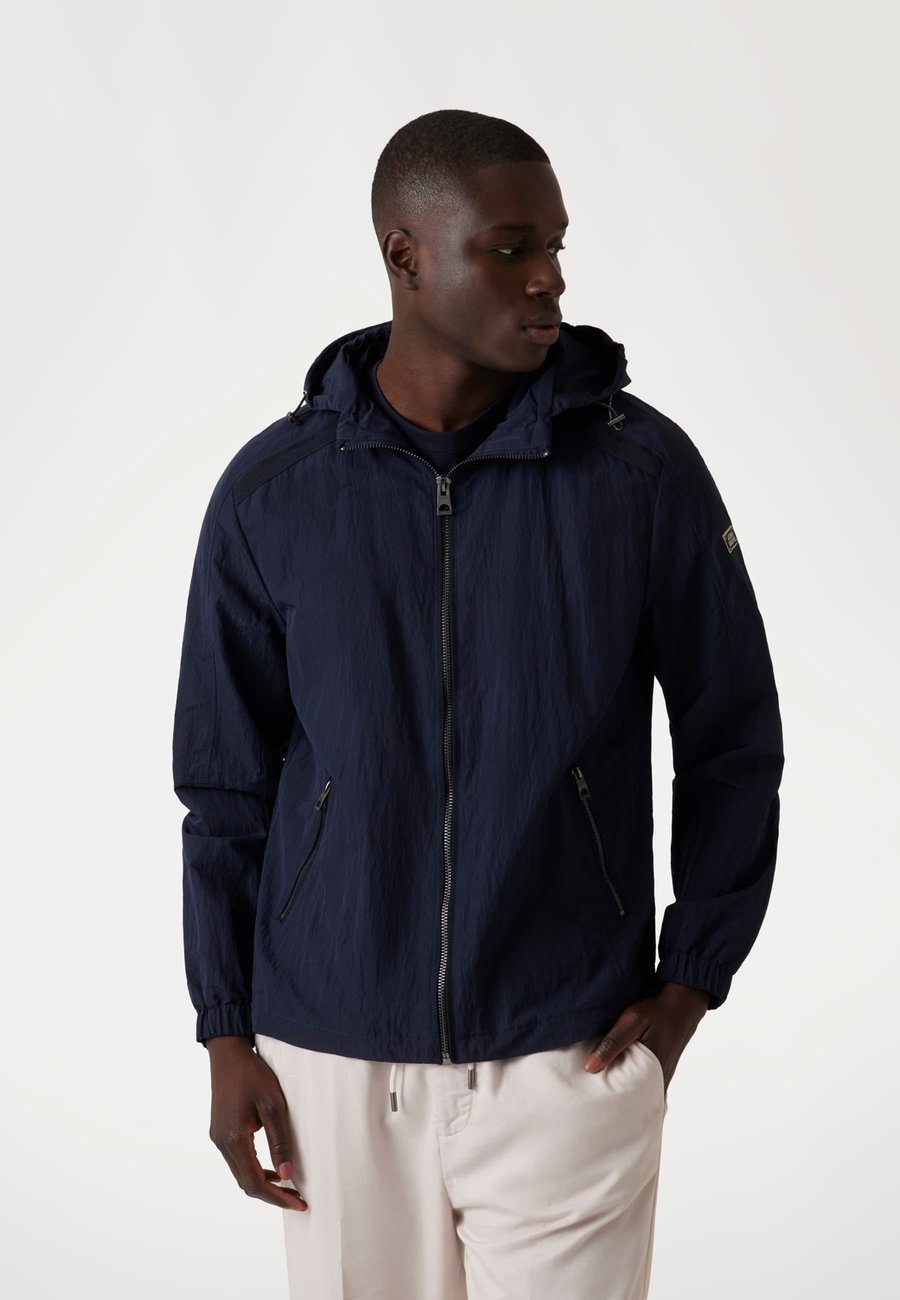 Куртка Guess WINDJACKE MIT KAPUZE, Dunkelblau/Dark Blue
Куртка Guess WINDJACKE MIT KAPUZE, Dunkelblau/Dark Blue