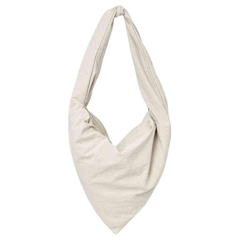 COS Полиамидная треугольная сумка через плечо среднего размера женская бежевая, Beige
COS Полиамидная треугольная сумка через плечо среднего размера женская бежевая, Beige