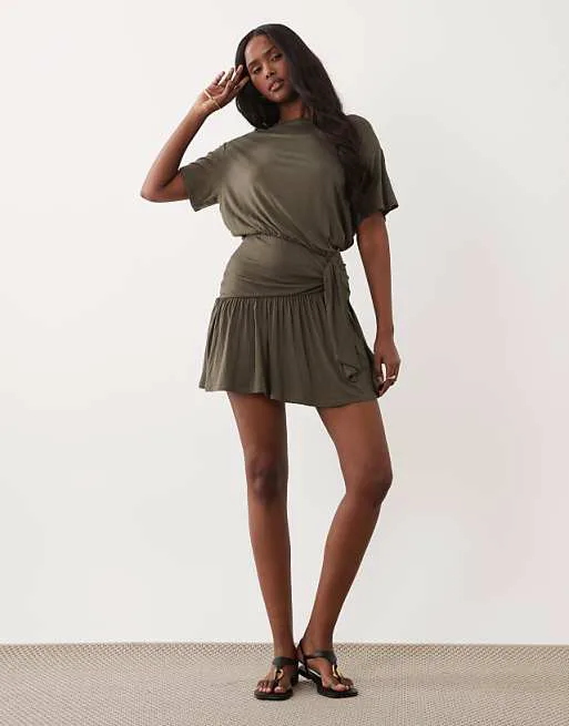Платье мини цвета хаки с баской и завязанным узлом ASOS DESIGN
Платье мини цвета хаки с баской и завязанным узлом ASOS DESIGN