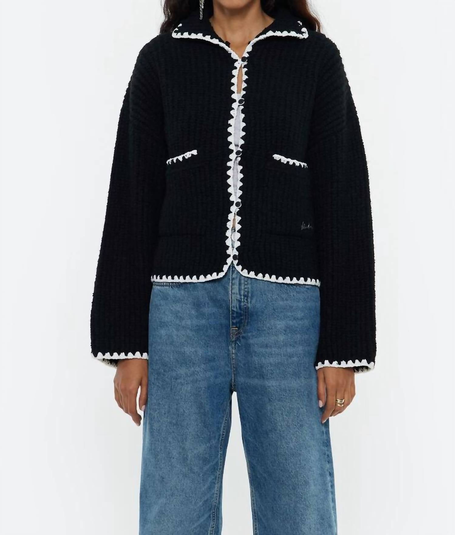 Кардиган объемного кропа в стиле шейкер черного цвета Metric Knits
Кардиган объемного кропа в стиле шейкер черного цвета Metric Knits