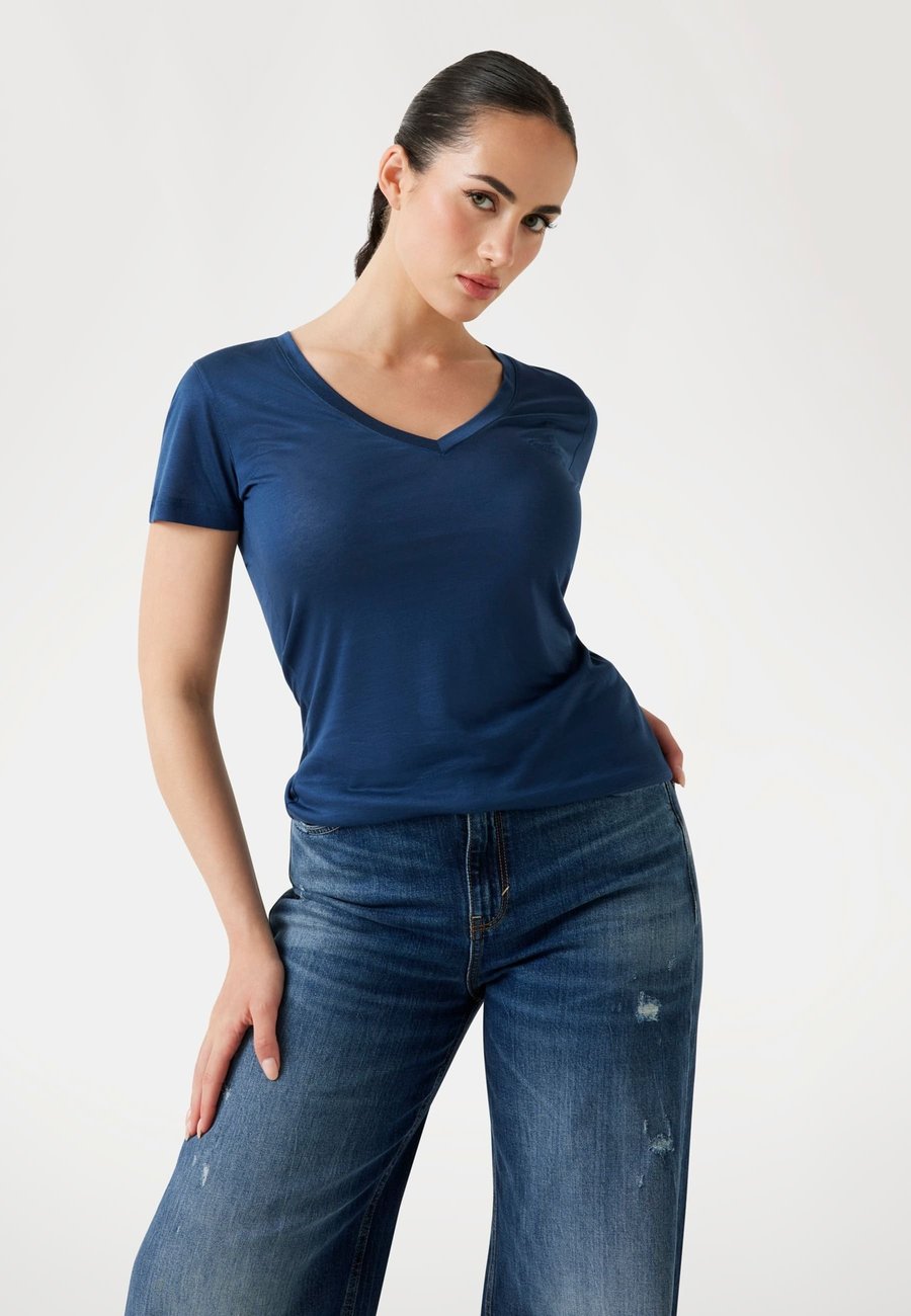 Футболка Guess Basic T-shirt, Blau/Blue
Футболка Guess Basic T-shirt, Blau/Blue