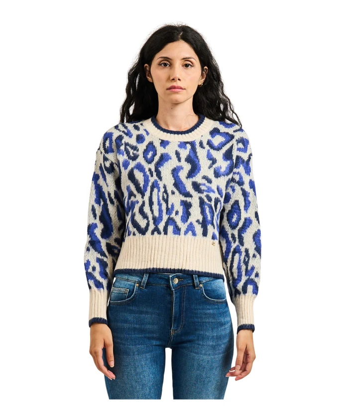 Пуловер из жаккардовой ткани с анималистическим принтом, круглый вырез, длинные рукава. Gaudi, мультиколор
Пуловер из жаккардовой ткани с анималистическим принтом, круглый вырез, длинные рукава. Gaudi, мультиколор