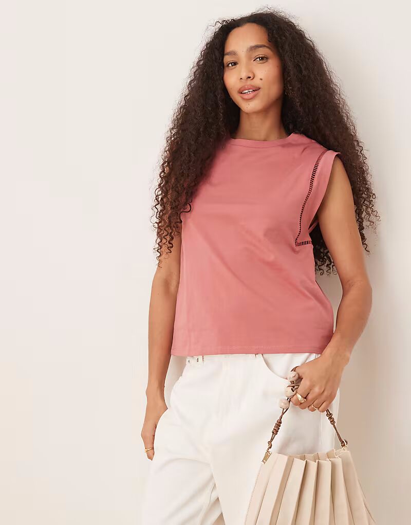 Футболка свободного кроя Mango с вырезанной отделкой кораллово-розового цвета
Футболка свободного кроя Mango с вырезанной отделкой кораллово-розового цвета