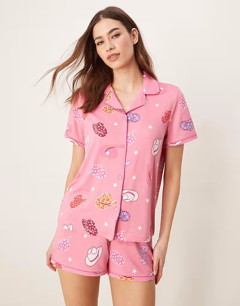 Urban Threads revere пижамная рубашка с короткими рукавами и шорты с принтом ковбойской шляпы
Urban Threads revere пижамная рубашка с короткими рукавами и шорты с принтом ковбойской шляпы