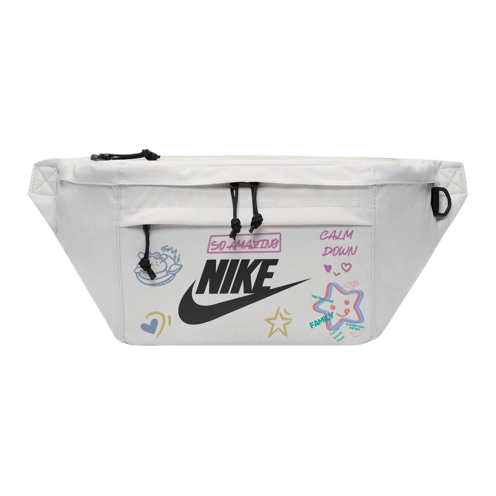 Nike Тканевая наплечная сумка через плечо поясная унисекс светло-бежевая, Dopamine Dressing Graffiti
Nike Тканевая наплечная сумка через плечо поясная унисекс светло-бежевая, Dopamine Dressing Graffiti