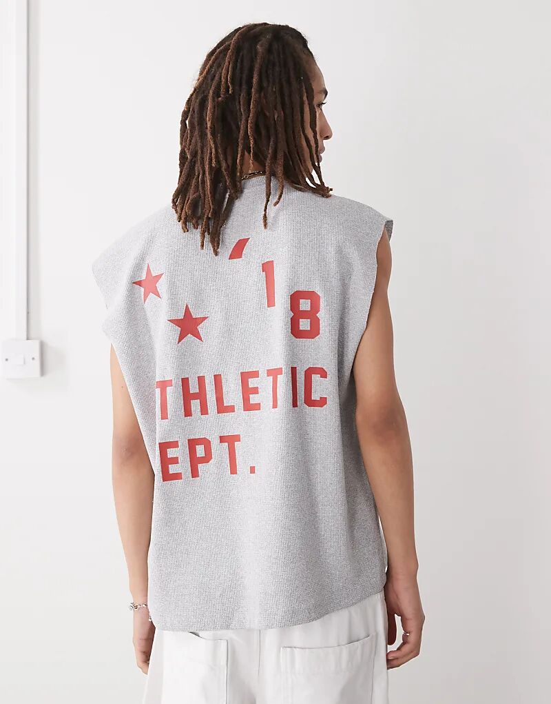 Спортивная майка COLLUSION серого цвета с красным принтом
Спортивная майка COLLUSION серого цвета с красным принтом