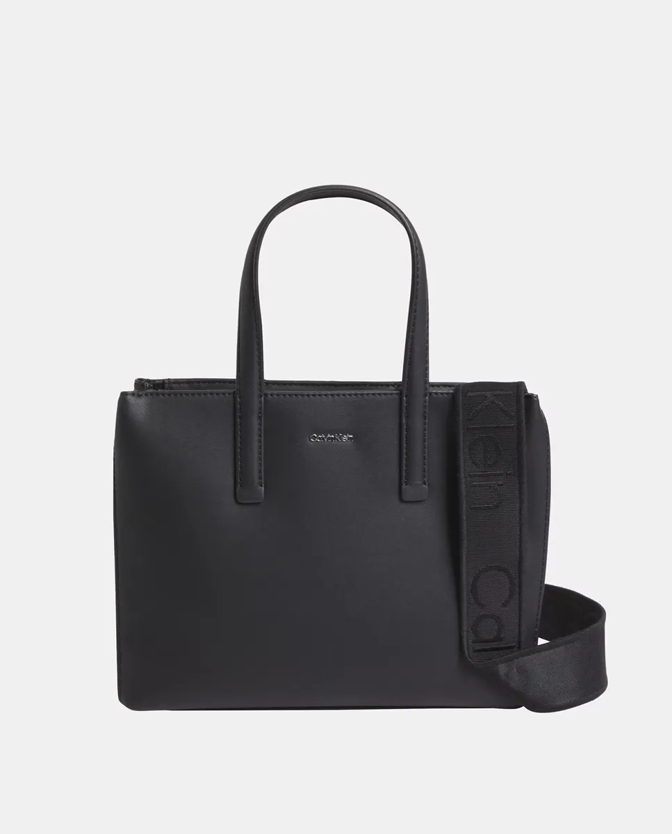 Сумка для переноски с металлическим логотипом спереди Calvin Klein, черный
Сумка для переноски с металлическим логотипом спереди Calvin Klein, черный