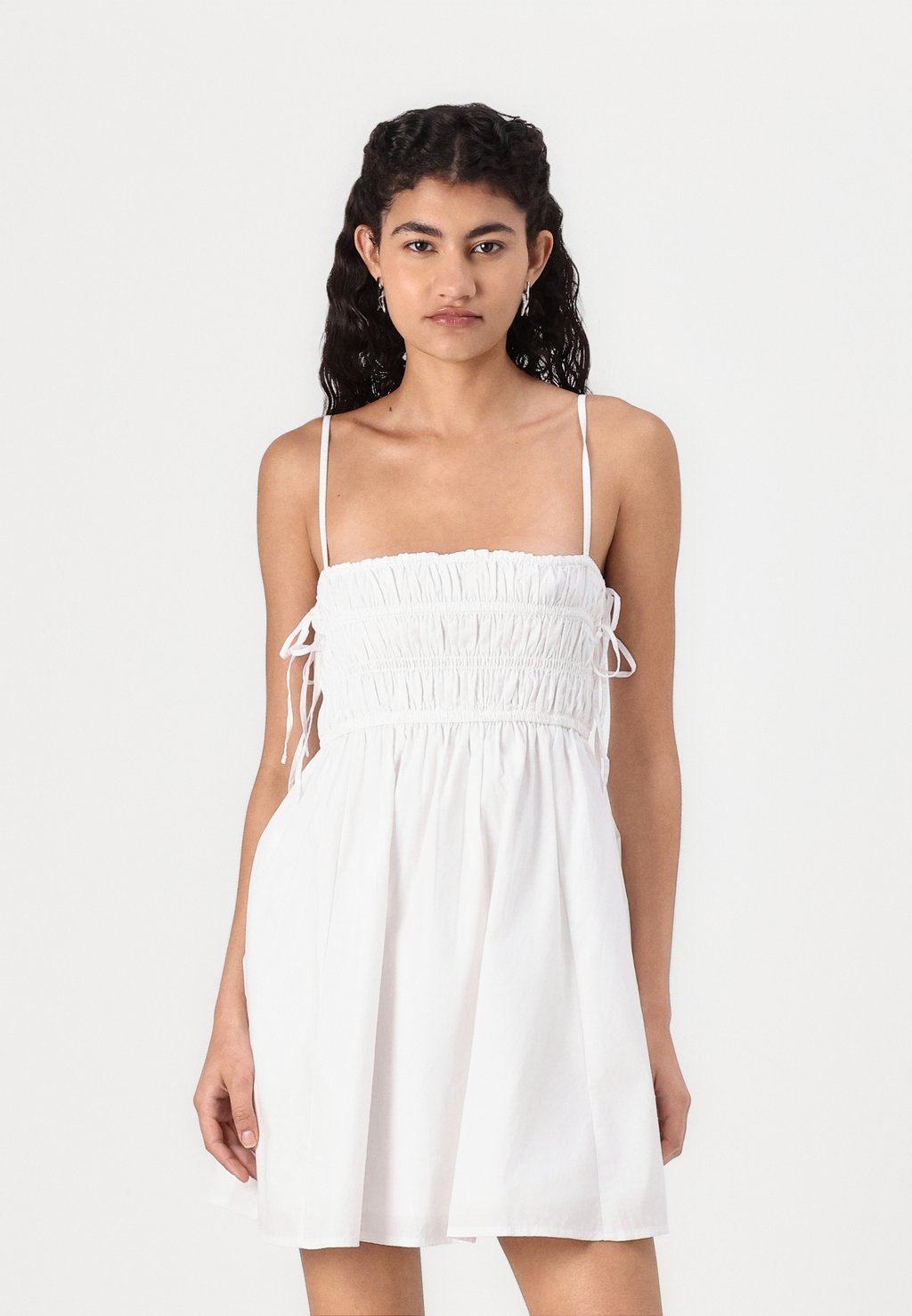 Повседневное платье BABYDOLL DRESS Abercrombie & Fitch, белый 
Повседневное платье BABYDOLL DRESS Abercrombie & Fitch, белый