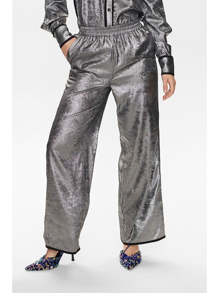 NÜMPH Брюки серебристого цвета
NÜMPH Брюки серебристого цвета