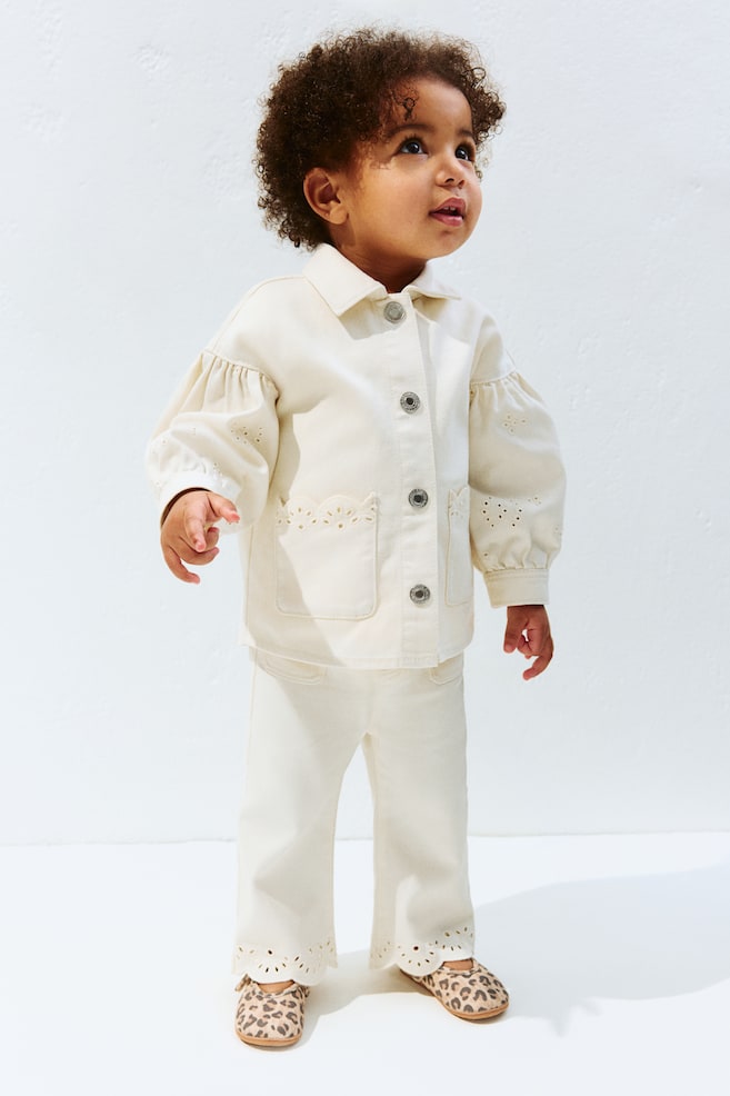 Расклешенные брюки из хлопчатобумажной саржи H&M, белый
Расклешенные брюки из хлопчатобумажной саржи H&M, белый