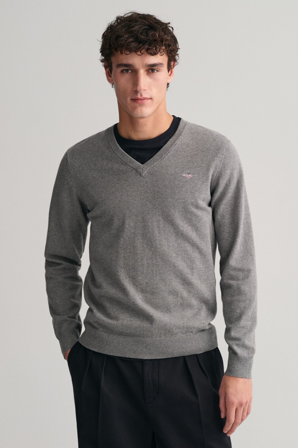 Черный хлопковый свитер Gant Classic с V-образным вырезом GANT, серый
Черный хлопковый свитер Gant Classic с V-образным вырезом GANT, серый