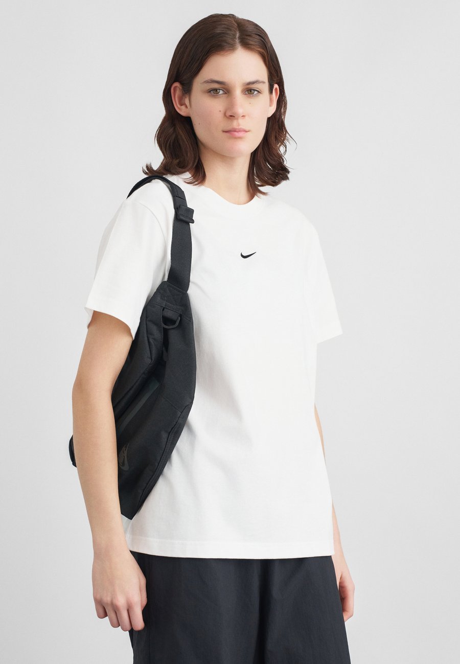 Футболка Nike Sportswear CLASSIC TEE, White/Black/White, Белый, Футболка Nike Sportswear CLASSIC TEE, White/Black/White
Футболка Nike Sportswear CLASSIC TEE, White/Black/White, Белый, Футболка Nike Sportswear CLASSIC TEE, White/Black/White