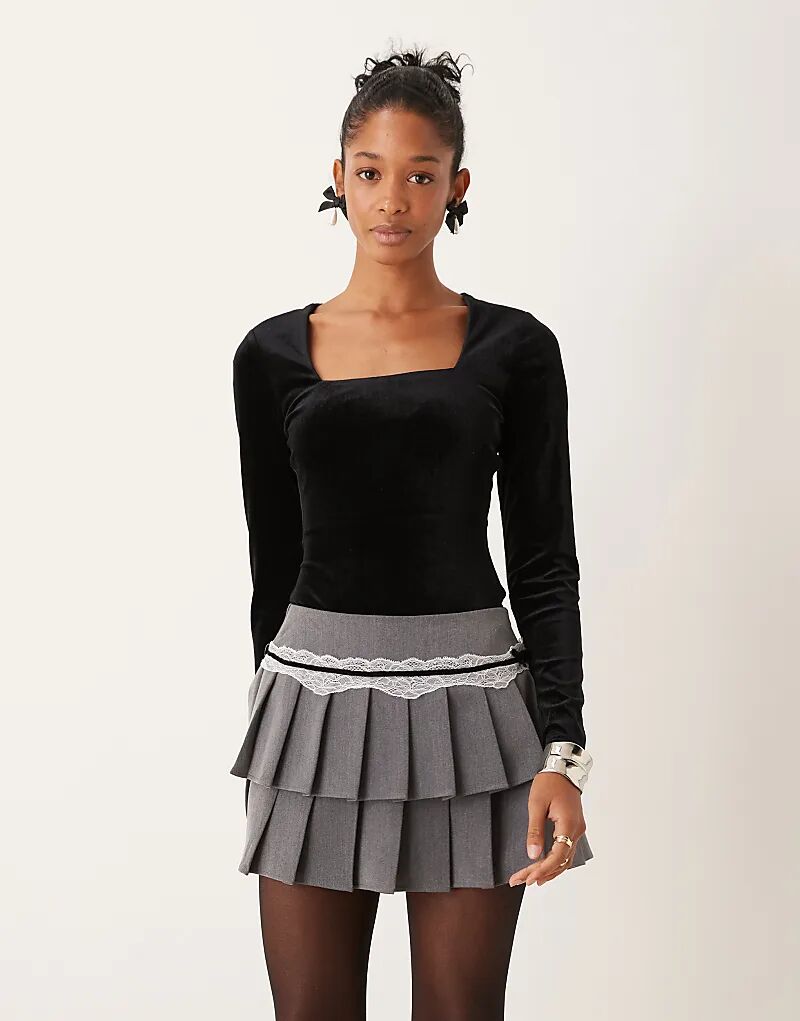 Боди из бархата с квадратным вырезом черного цвета New Look
Боди из бархата с квадратным вырезом черного цвета New Look