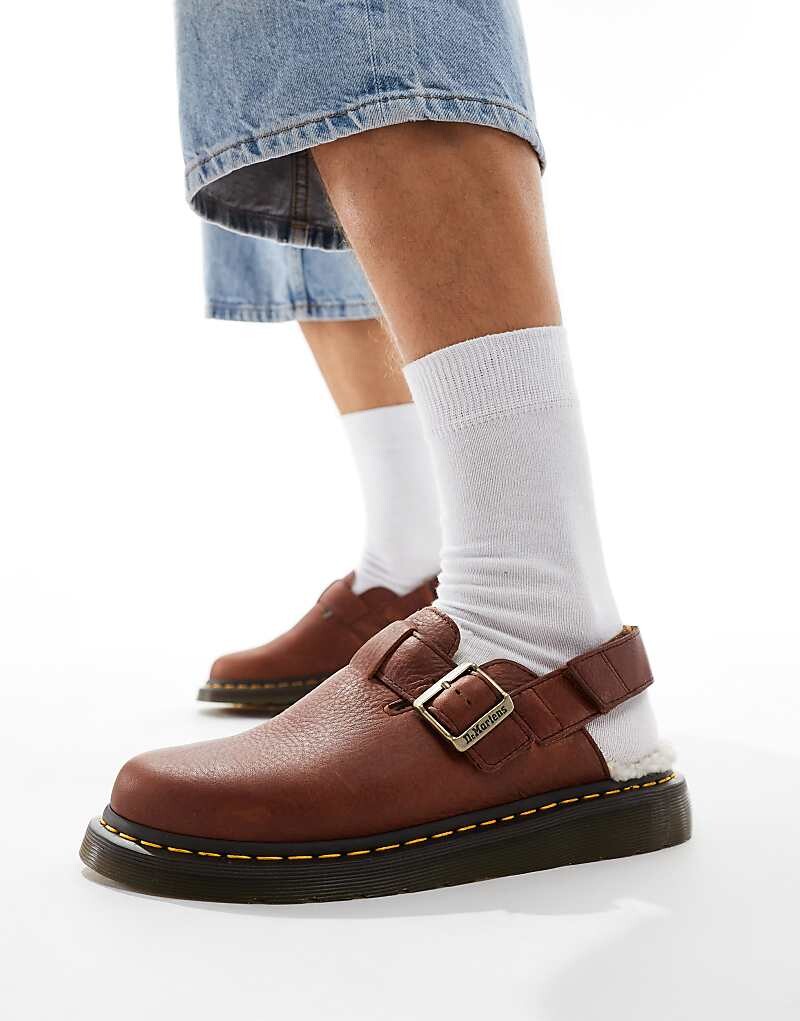 Светло-коричневые кожаные мюли Dr Martens Jorge II на подкладке из искусственного меха
Светло-коричневые кожаные мюли Dr Martens Jorge II на подкладке из искусственного меха