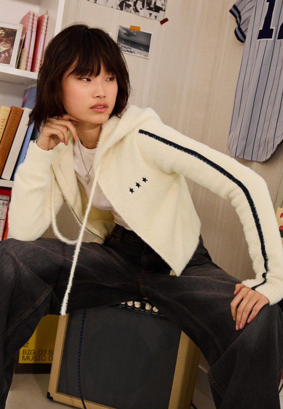 Кардиган Bershka EMBROIDERED ZIP-UP, Beige
Кардиган Bershka EMBROIDERED ZIP-UP, Beige