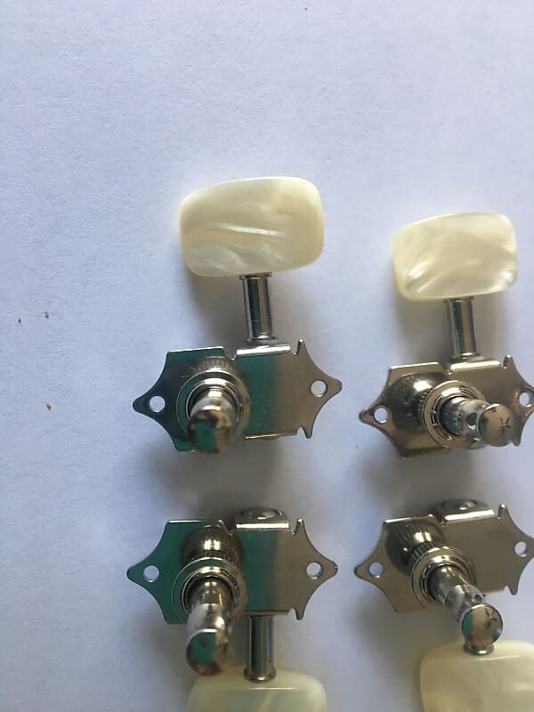 Басс гитара Hofner Contemporary bass 2019 Chrome and pearloid machine heads
Басс гитара Hofner Contemporary bass 2019 Chrome and pearloid machine heads