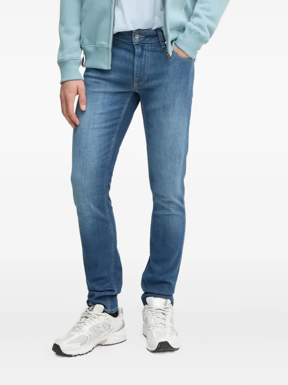 Джинсы зауженного кроя с нашивкой-логотипом GUESS USA, синий
Джинсы зауженного кроя с нашивкой-логотипом GUESS USA, синий