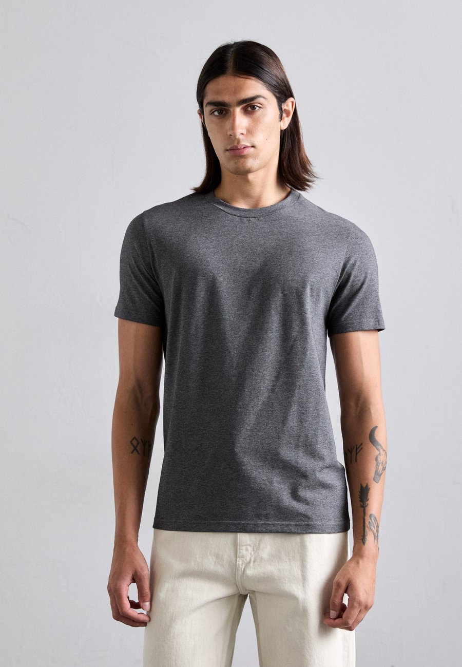 Футболка Filippa K TEE, Anthracite/Dark Grey
Футболка Filippa K TEE, Anthracite/Dark Grey