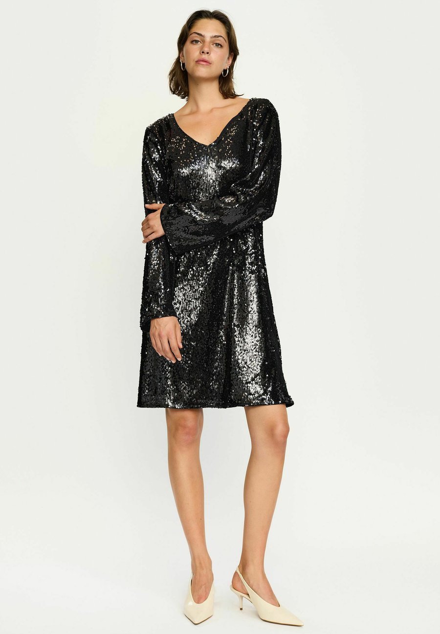 Платье Soft Rebels MADDISON V-NECK, Black
Платье Soft Rebels MADDISON V-NECK, Black