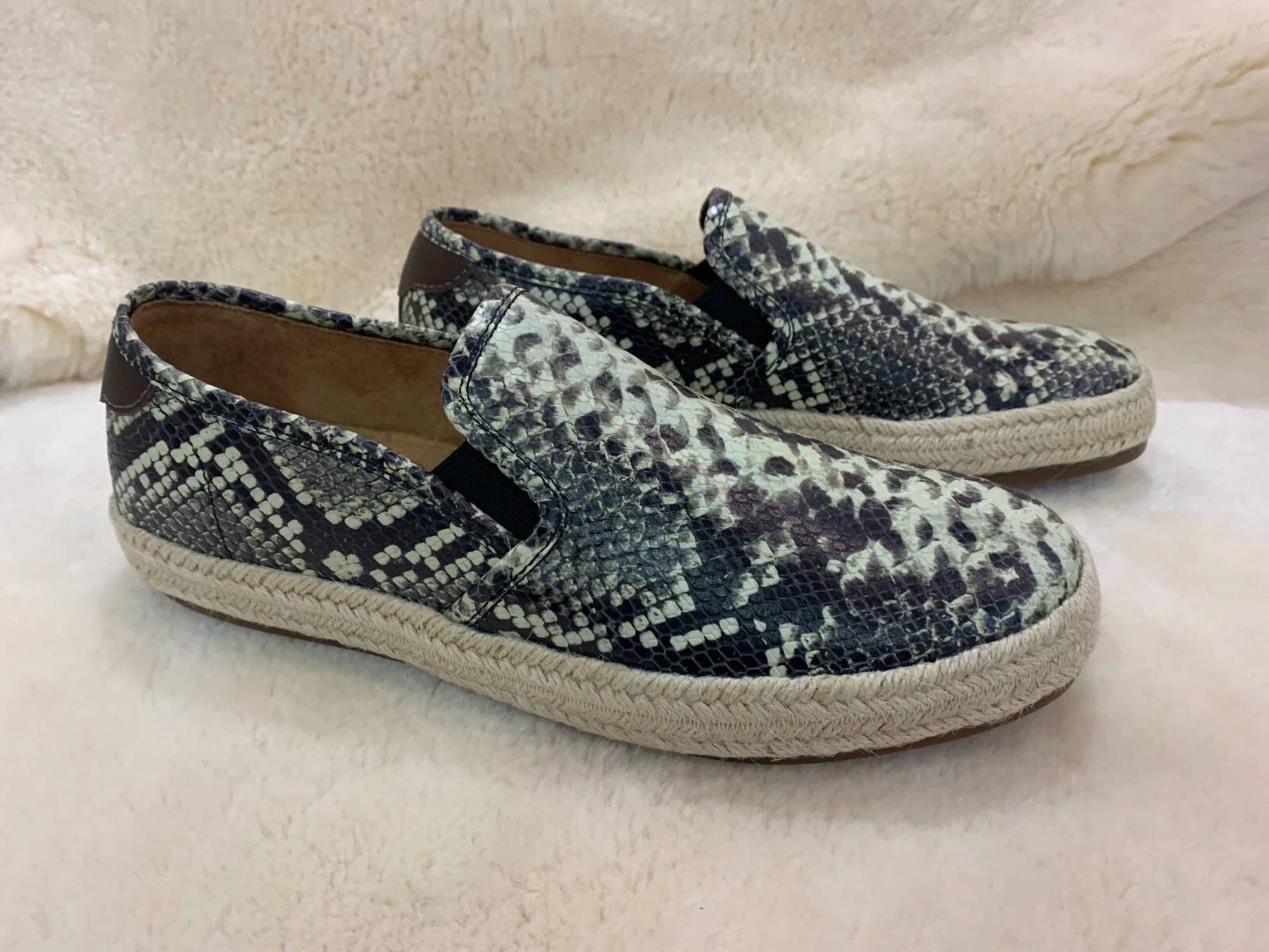 Мужские кроссовки Grayson Slip On с песочным принтом питона Donald Pliner, Sand Python Print 
Мужские кроссовки Grayson Slip On с песочным принтом питона Donald Pliner, Sand Python Print
