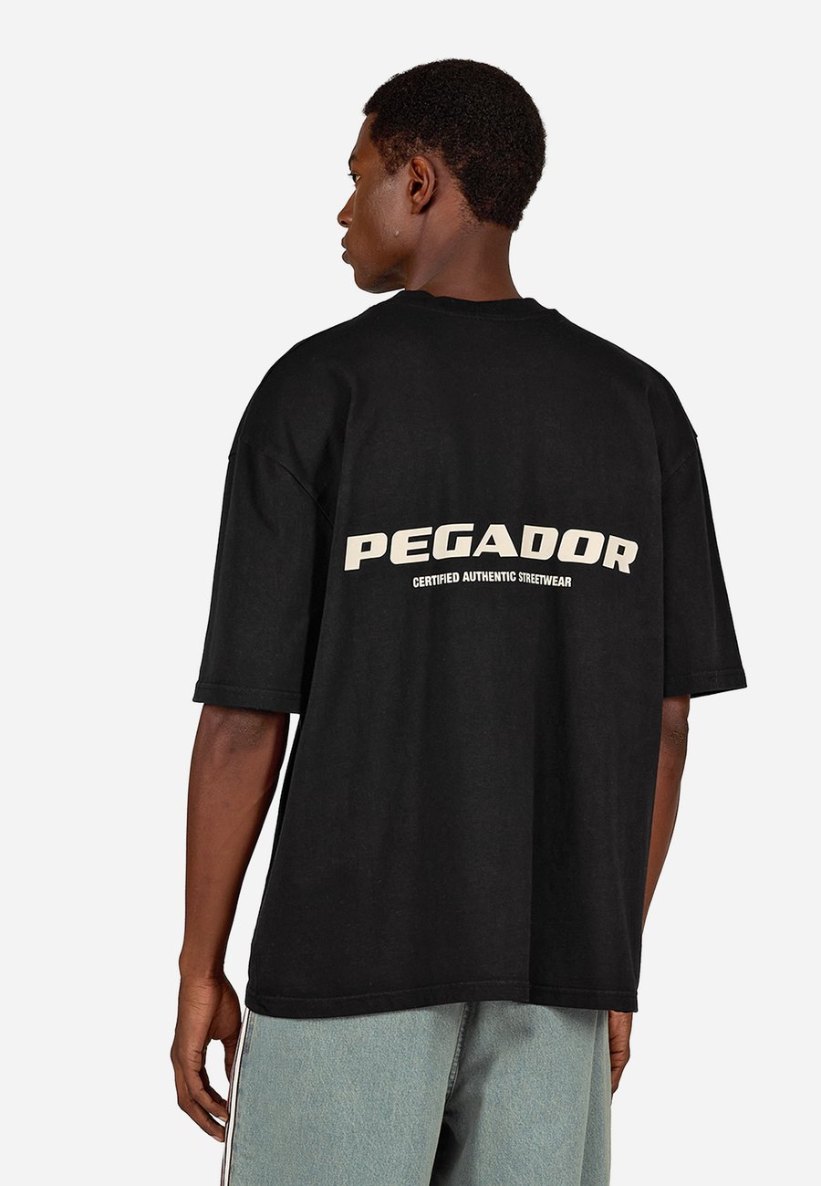 Футболка Pegador COLNE LOGO TEE, Washed Black Flint Grey/Black, Черный, Футболка Pegador COLNE LOGO TEE, Washed Black Flint Grey/Black
Футболка Pegador COLNE LOGO TEE, Washed Black Flint Grey/Black, Черный, Футболка Pegador COLNE LOGO TEE, Washed Black Flint Grey/Black