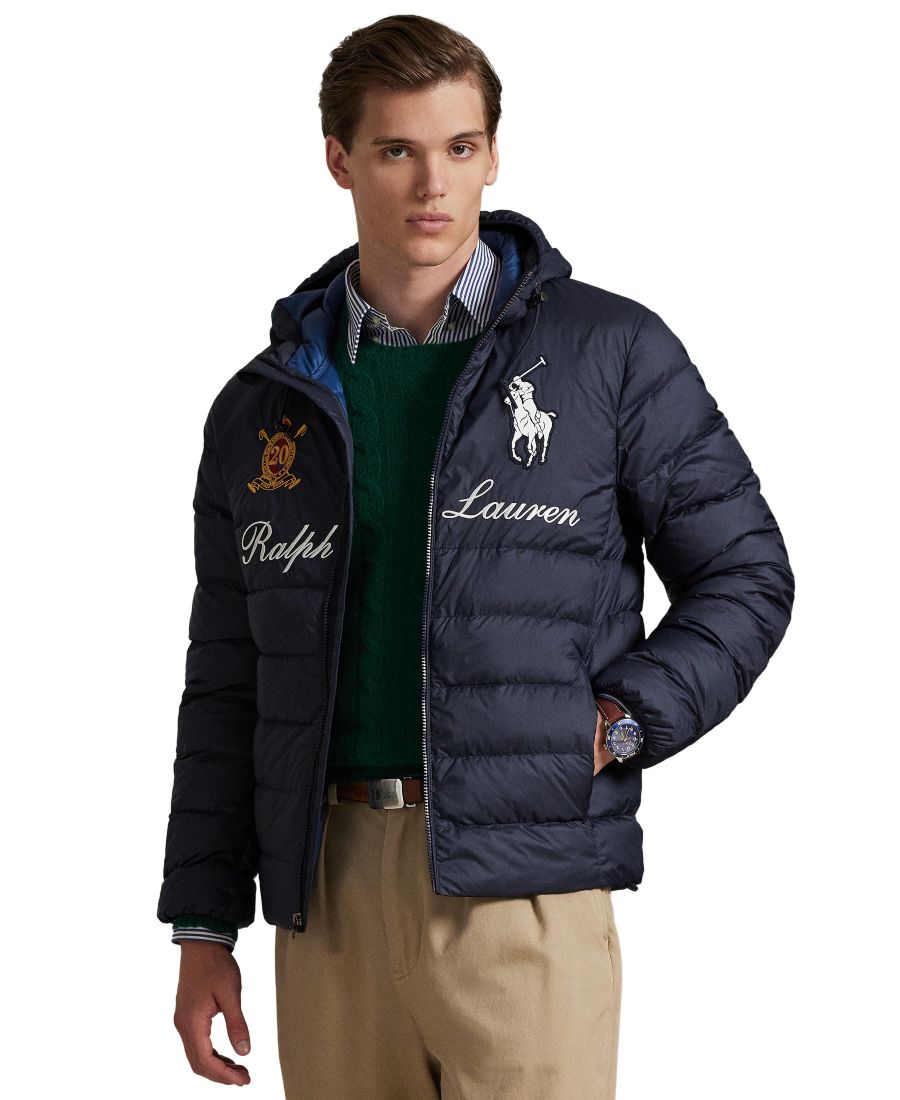 Мужская куртка Colden Big Pony с вышивкой, посвященная 20-летию бренда Polo Ralph Lauren, Collection Navy
Мужская куртка Colden Big Pony с вышивкой, посвященная 20-летию бренда Polo Ralph Lauren, Collection Navy