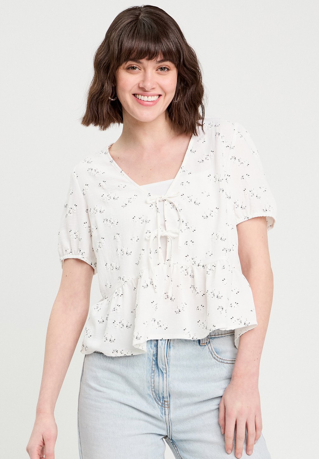 Блуза MIT KNOTEN VORNE Cache Cache, белый
Блуза MIT KNOTEN VORNE Cache Cache, белый