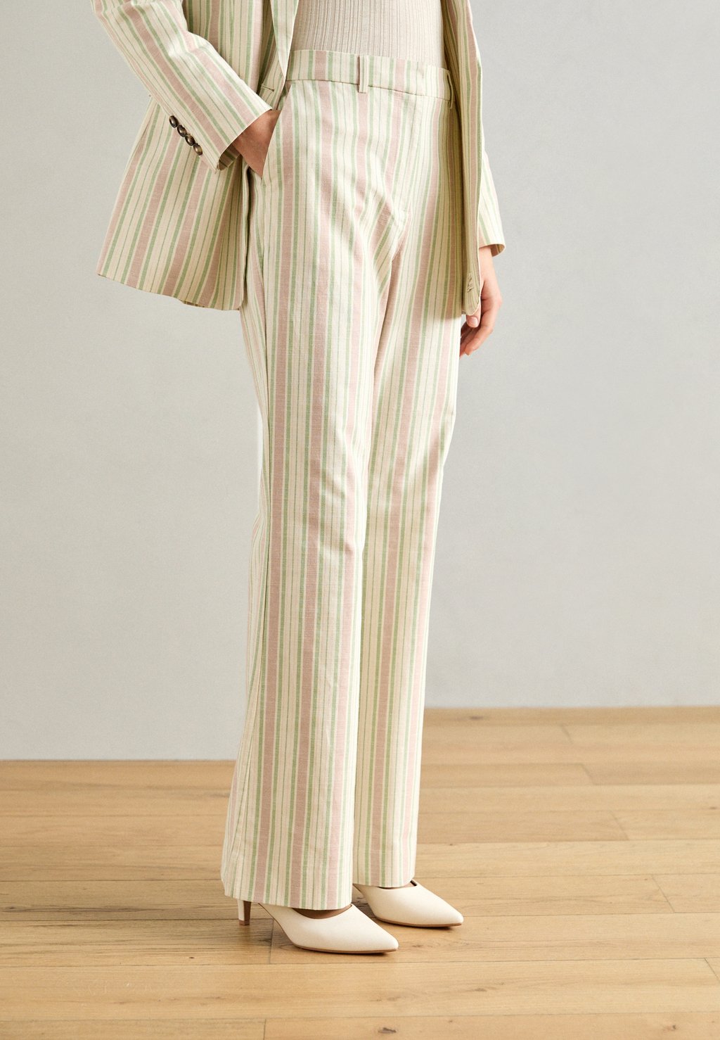 Брюки VIOLET Scotch & Soda, бежевый
Брюки VIOLET Scotch & Soda, бежевый