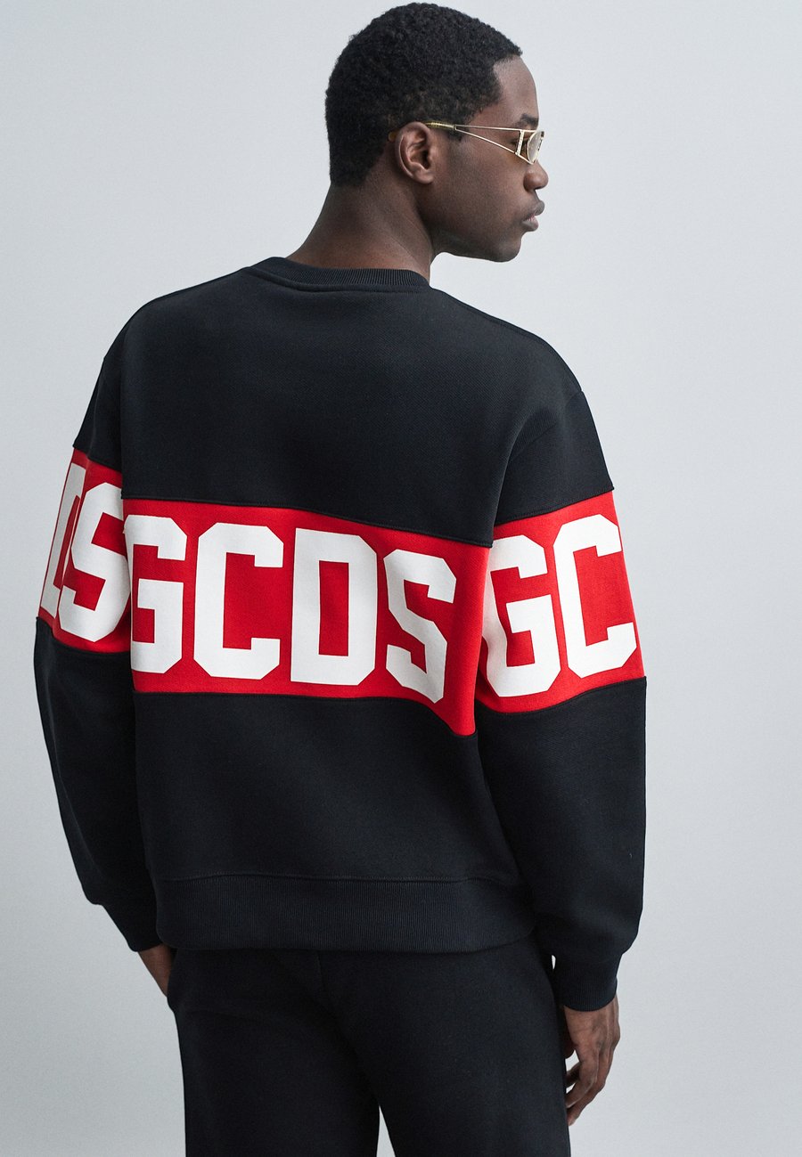 Толстовка GCDS BAND LOGO CREWNECK, Black/Red/White/Black
Толстовка GCDS BAND LOGO CREWNECK, Black/Red/White/Black