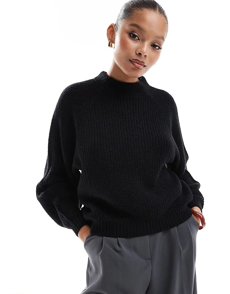 Потертый джемпер с высоким воротом черного цвета
Потертый джемпер с высоким воротом черного цвета