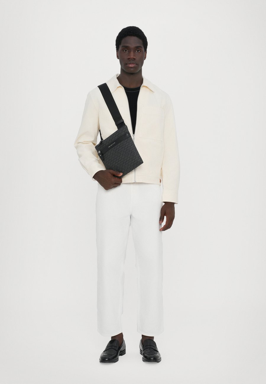 Сумка кросс-боди Michael Kors FLAT XBODY, Black
Сумка кросс-боди Michael Kors FLAT XBODY, Black