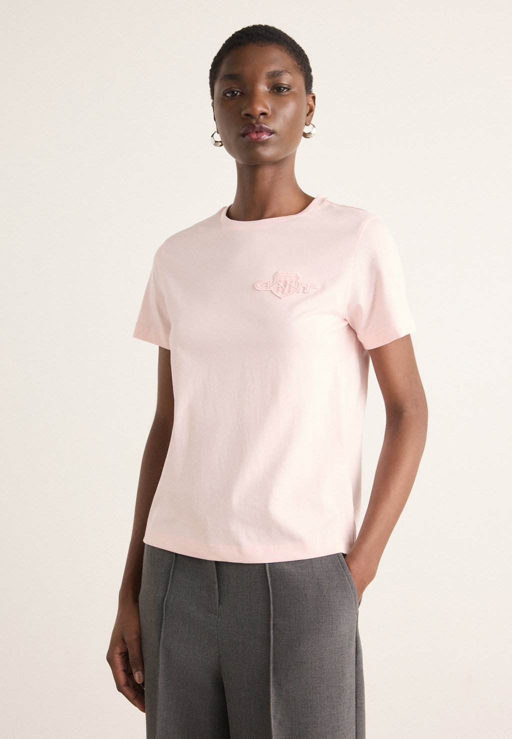 Базовая футболка TONAL SHIELD GANT, светло-розовый
Базовая футболка TONAL SHIELD GANT, светло-розовый