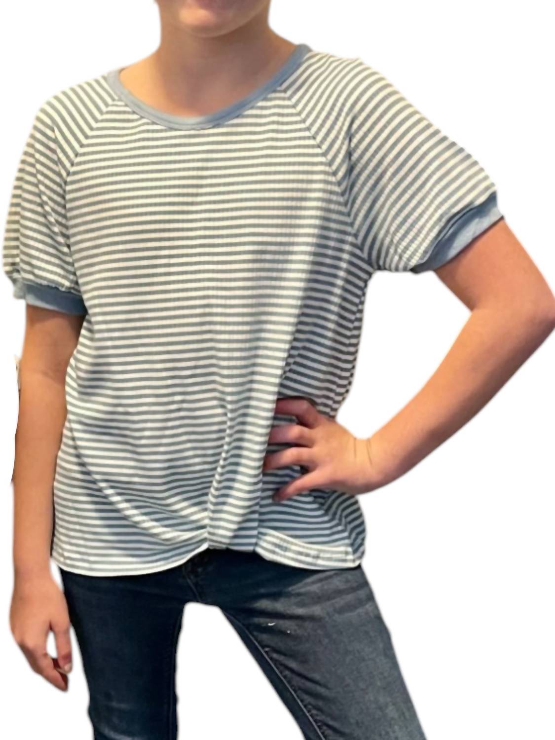 Футболка для девочки с фактурной полоской и подвернутым краем в синюю полоску Hayden LA 
Футболка для девочки с фактурной полоской и подвернутым краем в синюю полоску Hayden LA