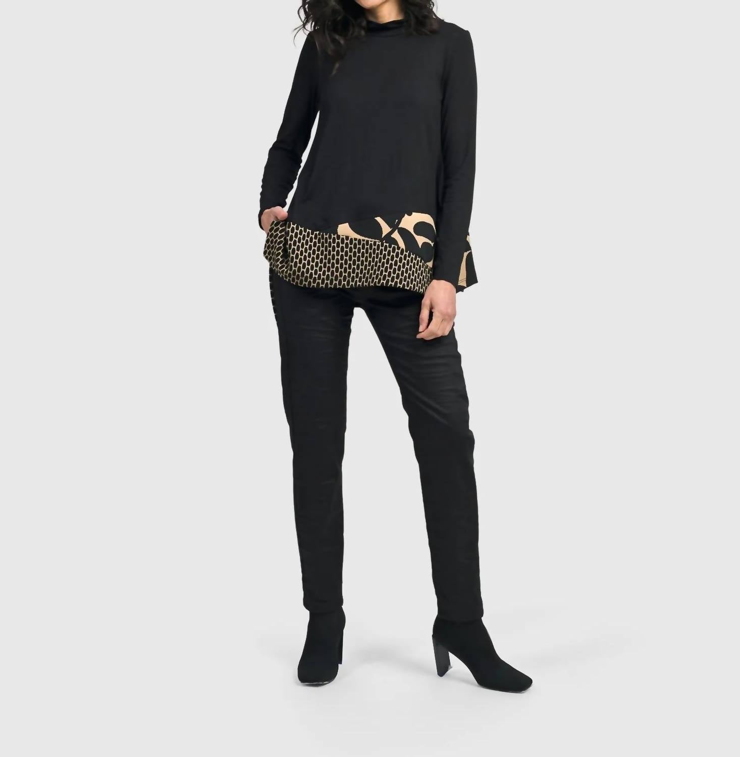 Топ-трапеция Nikita с высоким воротом в миксе ALEMBIKA, Mix
Топ-трапеция Nikita с высоким воротом в миксе ALEMBIKA, Mix