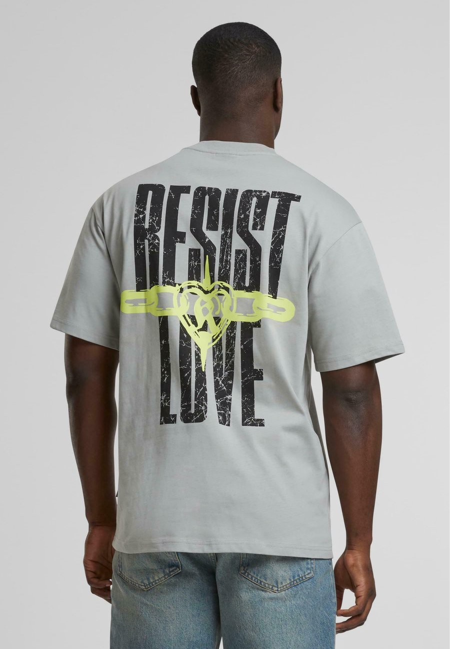 Футболка Karl Kani Print T-shirt, Light Grey, Серый, Футболка Karl Kani Print T-shirt, Light Grey
Футболка Karl Kani Print T-shirt, Light Grey, Серый, Футболка Karl Kani Print T-shirt, Light Grey