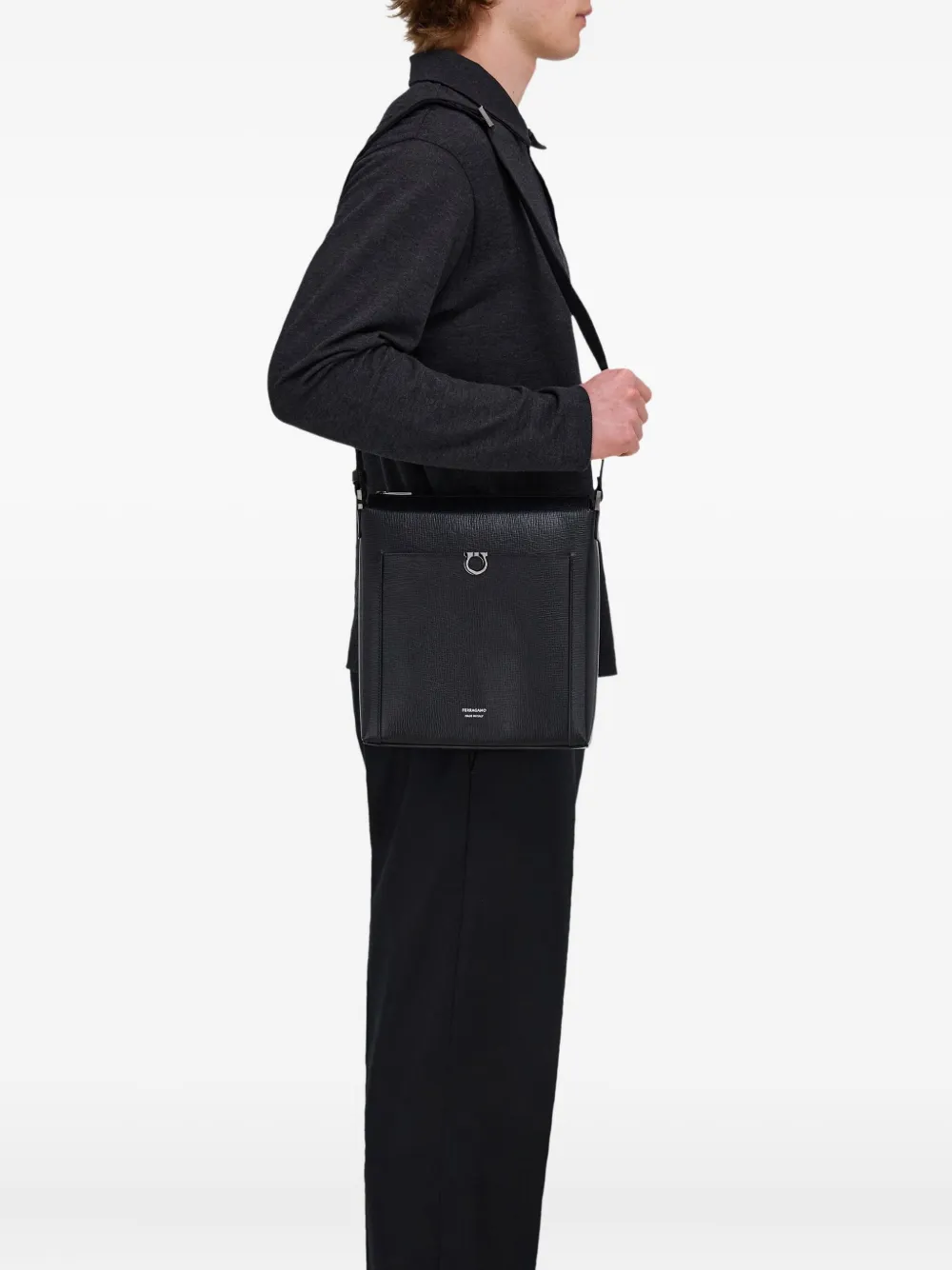 Сумка-мессенджер из телячьей кожи Ferragamo, черный
Сумка-мессенджер из телячьей кожи Ferragamo, черный