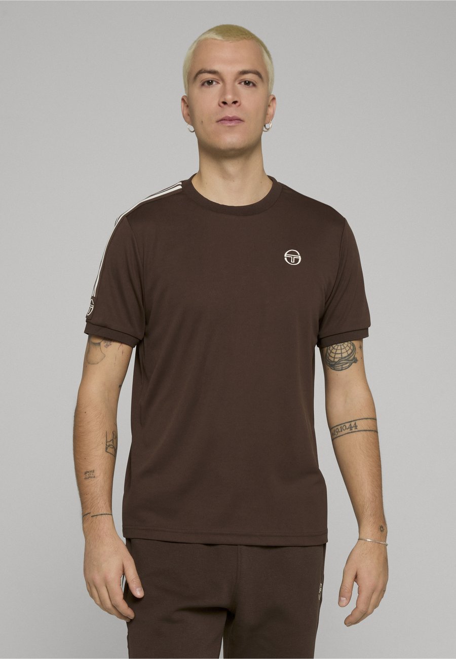 Футболка Sergio Tacchini CESENA, Bracken Gardenia/Brown, Коричневый, Футболка Sergio Tacchini CESENA, Bracken Gardenia/Brown
Футболка Sergio Tacchini CESENA, Bracken Gardenia/Brown, Коричневый, Футболка Sergio Tacchini CESENA, Bracken Gardenia/Brown