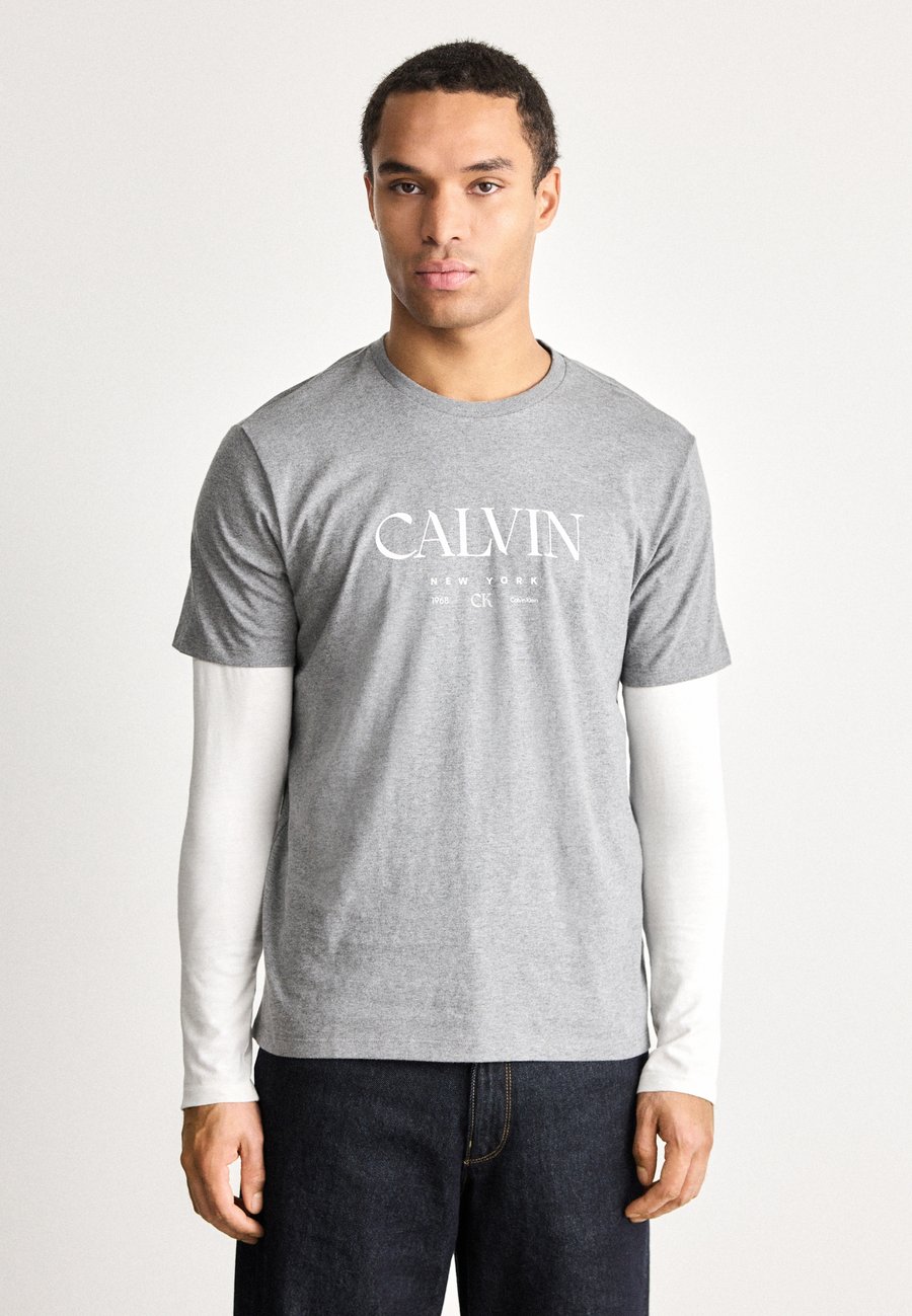 Футболка Calvin Klein GRAPHIC TEE, Medium Grey Heather/Grey, Серый, Футболка Calvin Klein GRAPHIC TEE, Medium Grey Heather/Grey
Футболка Calvin Klein GRAPHIC TEE, Medium Grey Heather/Grey, Серый, Футболка Calvin Klein GRAPHIC TEE, Medium Grey Heather/Grey