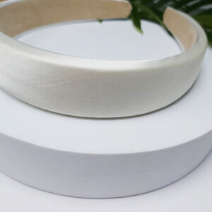 Гладкая атласная повязка для волос Yeye цвета экрю
Гладкая атласная повязка для волос Yeye цвета экрю